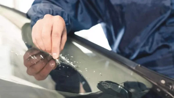 Inspecting a scratch on a windscreen to show self-healing